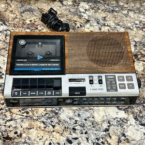 GENERAL ELECTRIC FM/AM CLOCK RADIO CASSETTE RECORDER VINTAGE MODEL 7-4956B Works